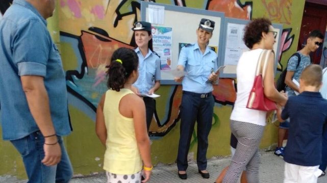 Ενημερωτικά φυλλάδια διένειμαν ενόψει της νέας σχολικής περιόδου αστυνομικοί στα Τρίκαλα