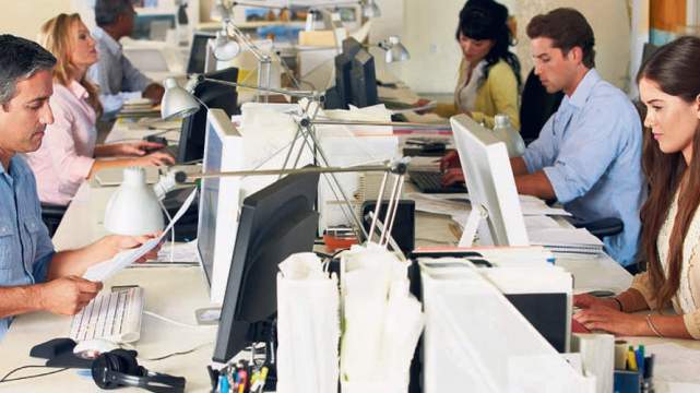Πόσο πληρώνονται οι Έλληνες και πόσο οι Ευρωπαίοι την ώρα