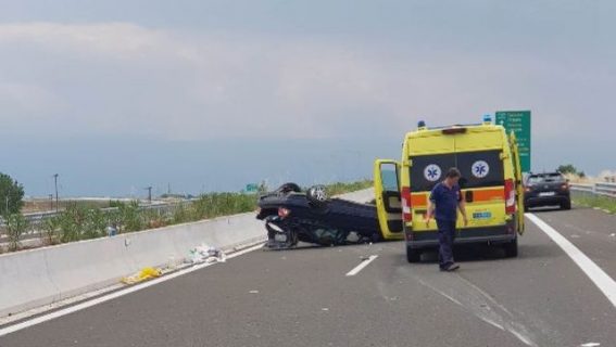 Έσκασε το λάστιχο και τουμπάρισε στον Ε65