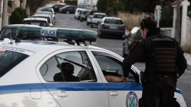 Σύλληψη μετά από έφοδο της αστυνομίας σε σπίτι στην Καλαμπάκα