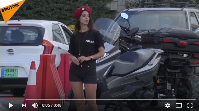 Έβγαλαν στους δρόμους αστυνομικίνες με κοντά σορτς για να προσελκύσουν τουρίστες