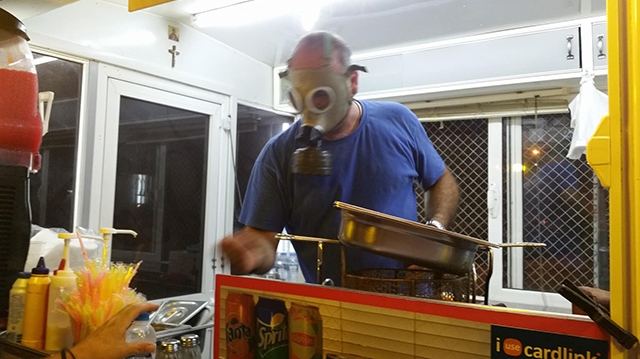 Ο καντινιέρης που δουλεύει φορώντας μάσκα για τα δακρυγόνα!