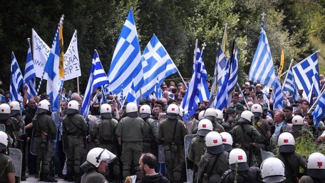 Άγριες συμπλοκές αστυνομικών με διαδηλωτές για το “Μακεδονικό”
