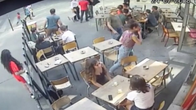 Σοκ με βίντεο όπου άνδρας εμφανίζεται να παρενοχλεί μια 22χρονη