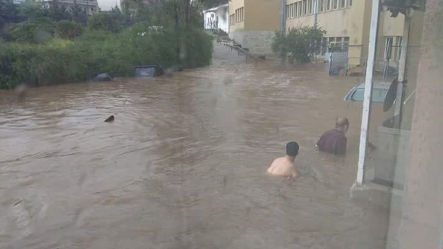 "Βουτιές" έξω από το νοσοκομείο "Σωτηρία"