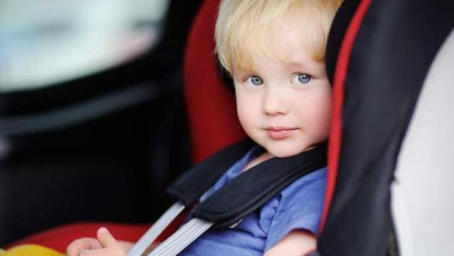 Γιατί ένα παιδί κινδυνεύει αν το αφήσετε στο αμάξι, ενώ έξω έχει 29º C
