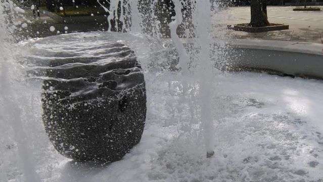 Ρίχνουν απορρυπαντικό σε συντριβάνι πλατείας!!!