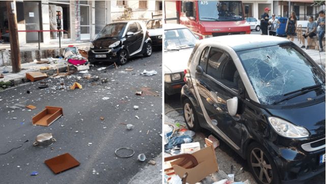 Γυναίκα σε κατάσταση αμόκ πέταξε όλο το νοικοκυριό από το μπαλκόνι στο δρόμο!