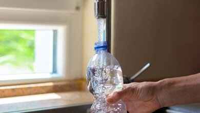 Ο λόγος που δεν πρέπει να ξαναγεμίζουμε με νερό το χρησιμοποιημένο πλαστικό μπουκάλι