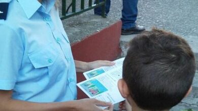 Ενημερωτικά φυλλάδια διένειμαν ενόψει της νέας σχολικής περιόδου αστυνομικοί στα Τρίκαλα