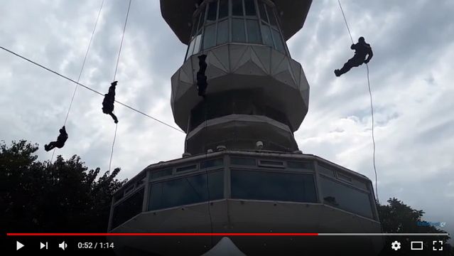 Εντυπωσιακή καταρρίχηση από άνδρες των ΕΚΑΜ από τον Πύργο του ΟΤΕ στην Δ.Ε.Θ.
