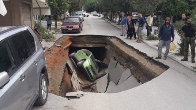 Άνοιξε η γη στην Αιδηψό και... κατάπιε αυτοκίνητο