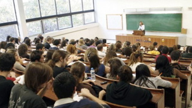 Καθηγητής ζητούσε «μίζες» και σεξ για να περνάει φοιτητές στα μαθήματα