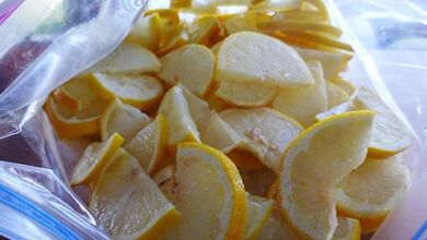 Γιατί είναι καλύτερο να βάζετε τα λεμόνια στην κατάψυξη