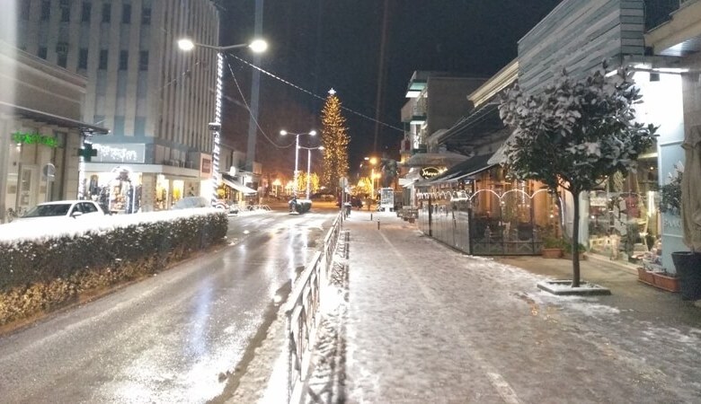 Οι χιονισμένοι δρόμοι στο κέντρο των Τρικάλων