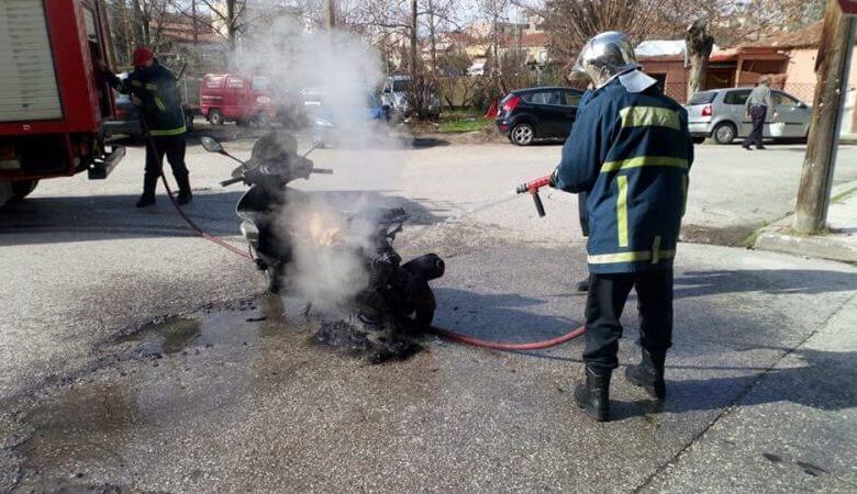 Πήρε φωτιά μηχανάκι νεαρής Τρικαλινής... εν κινήσει!