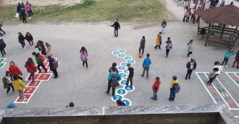 Οι ζωγραφιές - παιχνίδια στην αυλή του 30ου Δημοτικού Σχολείου Τρικάλων