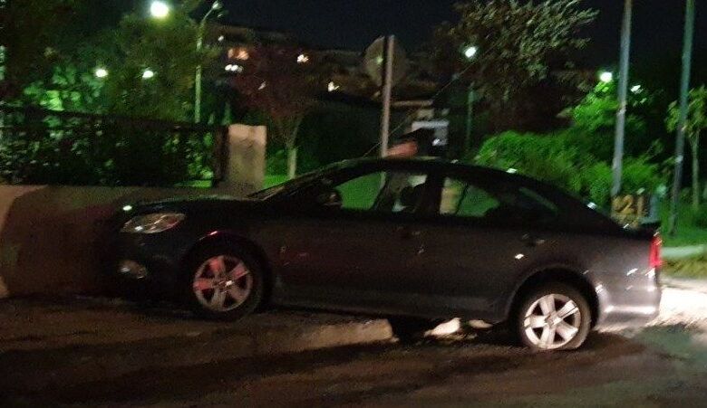 Αυτοκίνητο "καρφώθηκε" σε μάντρα σπιτιού στα Τρίκαλα!