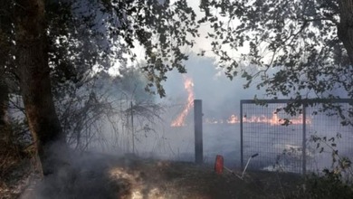Ξέσπασε φωτιά έξω από τη Λυγαριά