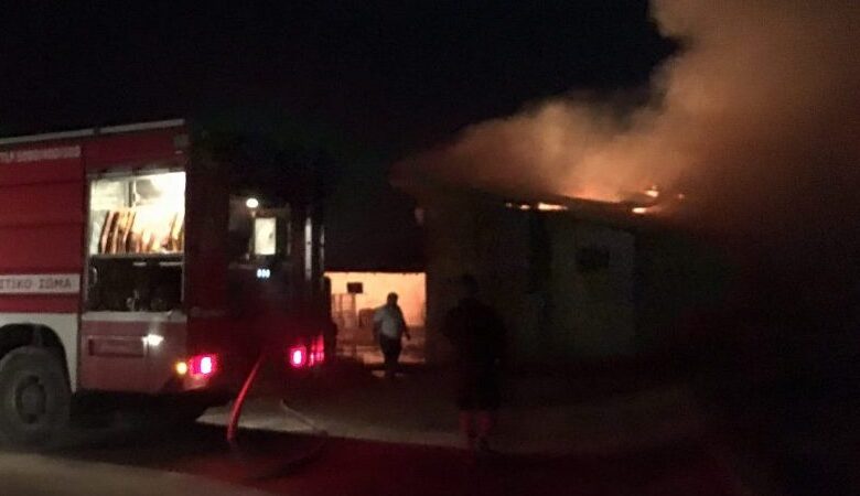 Μεγάλη φωτιά σε σταβλικές εγκαταστάσεις στην Καλαμπάκα