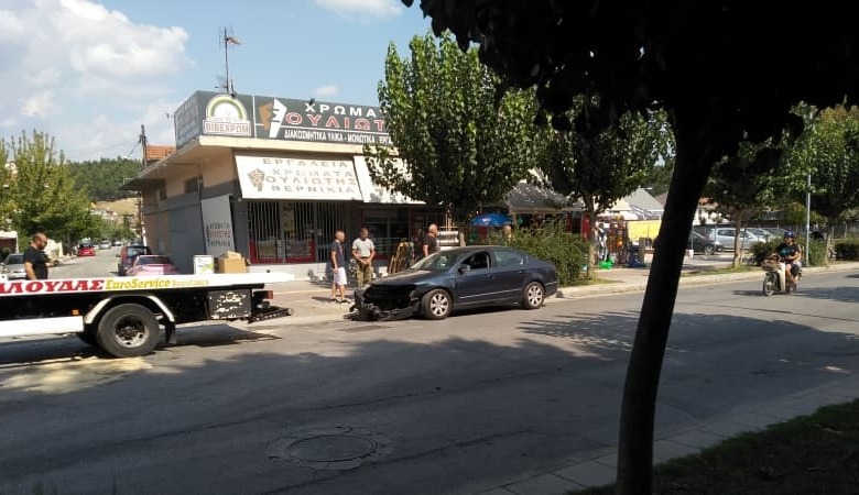 Σφοδρή σύγκρουση οχημάτων στην Οδό Καλαμπάκας