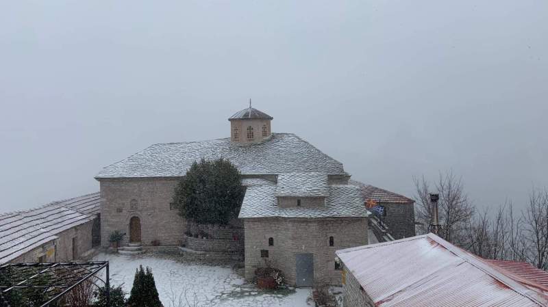 Στα λευκά η Μονή Παναγίας Σπηλιάς
