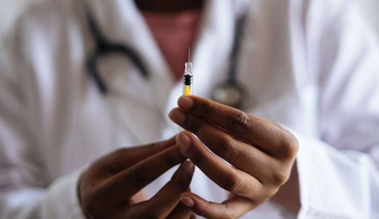 Έδεσε τον σύζυγό της με σκοινί και τον πήγε σε κέντρο εμβολιασμού