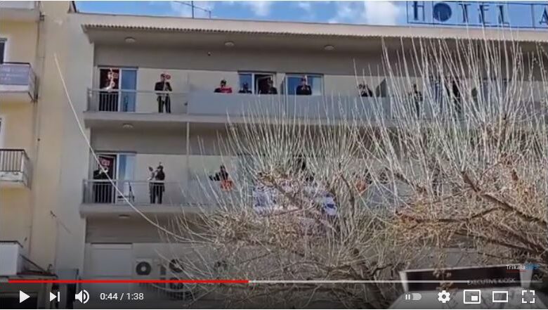 Η μπάντα του δήμου στο ξενοδοχείο Αχίλλειον παίζει εμβατήρια