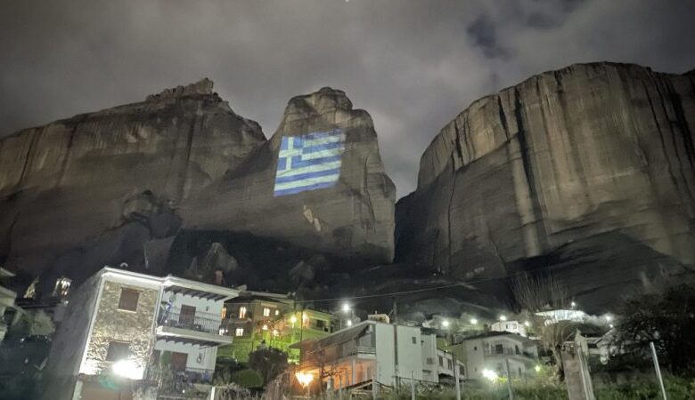 Τα επιβλητικά Μετέωρα «λουσμένα» με τη γαλανόλευκη