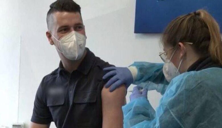 Έσπασαν τα ρεκόρ των ραντεβού για εμβόλιο οι 30-44