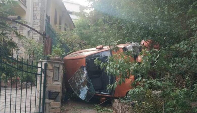 Τρίκαλα: Αυτοκίνητο "προσγειώθηκε" σε αυλή σπιτιού!