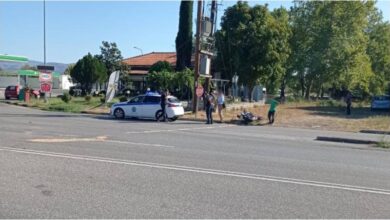 Σύγκρουση μηχανής με αυτοκίνητο στην Τρικάλων-Καλαμπάκας