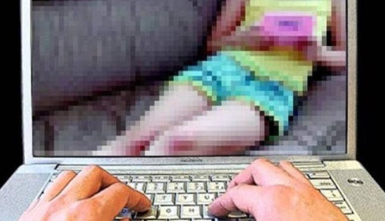 Φοιτήτρια που δέχεται διαδικτυακό bullying