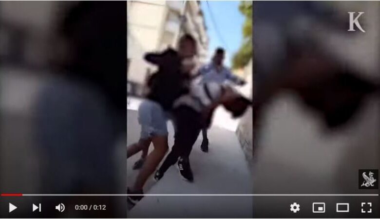 Βίντεο ΣΟΚ με συμμορία ανηλίκων να χτυπούν με μανία το θύμα τους