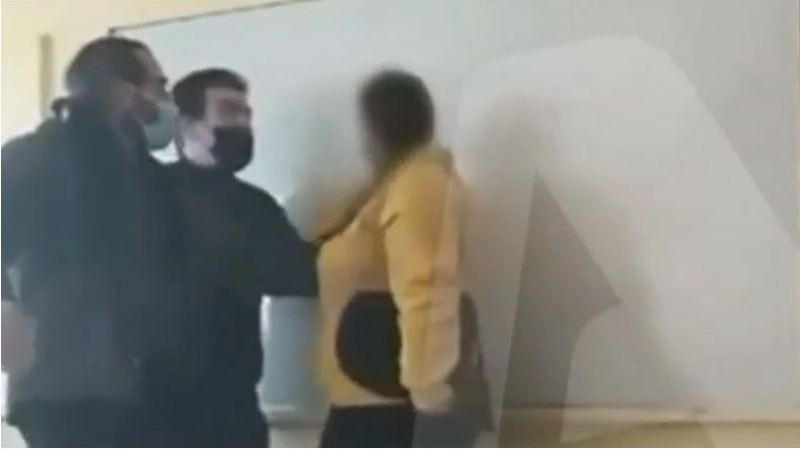Καθηγητής χτύπησε μαθήτρια μέσα σε σχολική αίθουσα