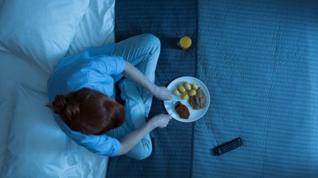 Έχετε κι εσείς βραδινές λιγούρες; Δείτε πού μπορεί να οφείλονται