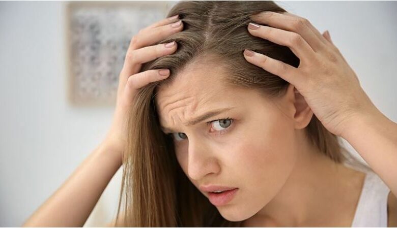 Άσπρες τρίχες: Να τι θα συμβεί αν τις τραβάτε από τα μαλλιά σας