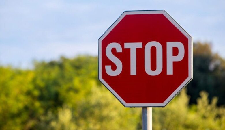 Άνδρας παραβίασε Stop και στη συνέχεια... χαστούκισε γυναίκα στη μέση του δρόμου