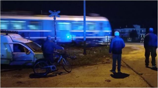 Τρένο παρέσυρε αυτοκίνητο στα Τρίκαλα