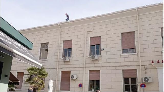 Άνδρας απειλεί να πέσει στο κενό από τη στέγη των Δικαστηρίων Καρδίτσας