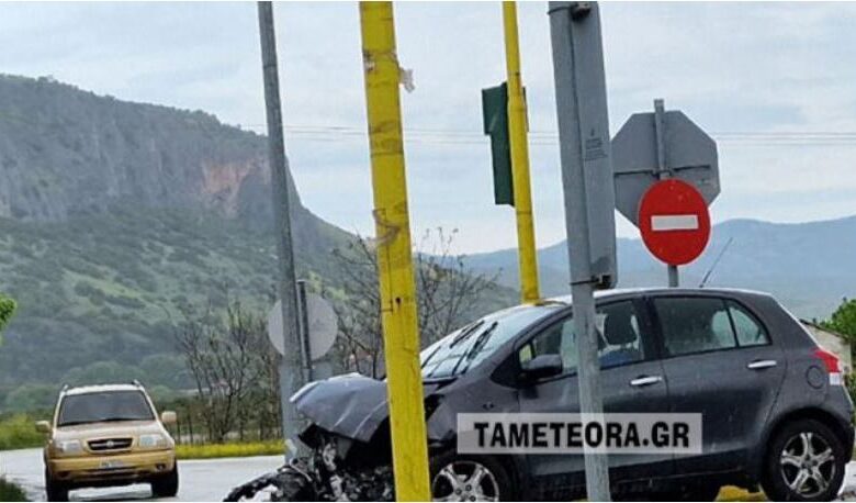 Τροχαίο ατύχημα στον κόμβο της Θεόπετρας