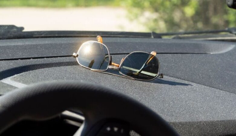 Γιατί δεν πρέπει να αφήνεις ποτέ τα γυαλιά ηλίου μέσα στο αυτοκίνητο