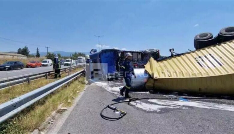 Μποτιλιάρισμα 10 χιλιομέτρων μετά από ανατροπή νταλίκας