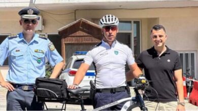 Δωρεά ηλεκτρικού ποδηλάτου στο αστυνομικό τμήμα Μετεώρων από την αλυσίδα καφέ Detox