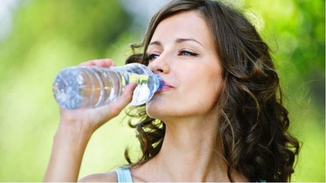 Πέντε σημάδια SOS ότι έχετε αφυδατωθεί – Δεν είναι η δίψα