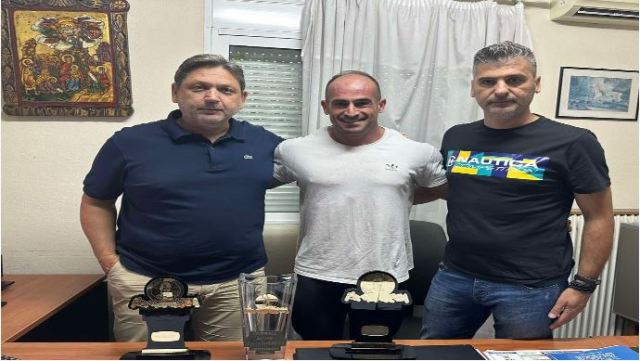 Συγχαίρουν τον συνάδελφό τους οι αστυνομικοί των Τρικάλων