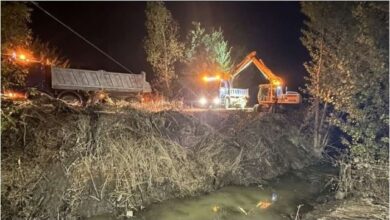 Οι εργασίες καθαρισμού και αποκατάστασης συνεχίστηκαν κατά τη διάρκεια της νύχτας