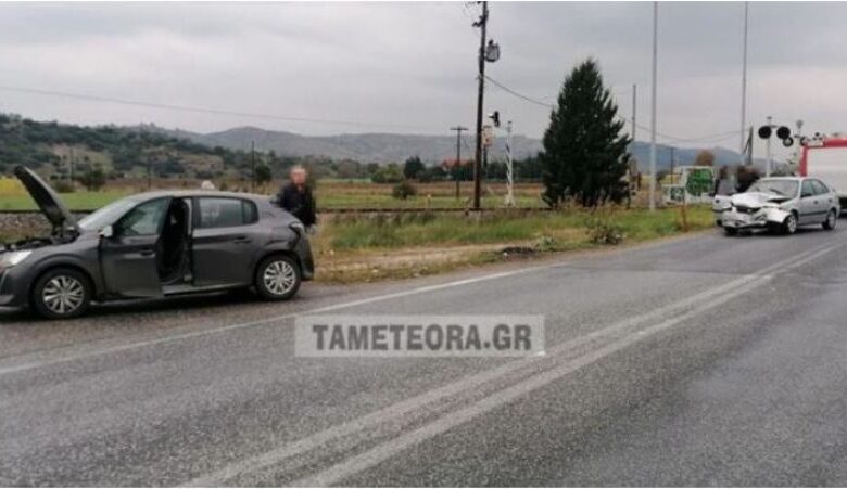 Τροχαίο ατύχημα στην Τρικάλων-Καλαμπάκας στην ισόπεδη σιδηροδρομική διάβαση