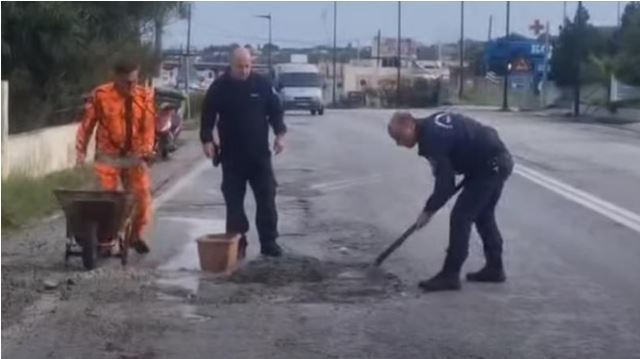 Αστυνομικοί μπάλωσαν λακκούβα και διατάχθηκε... ΕΔΕ