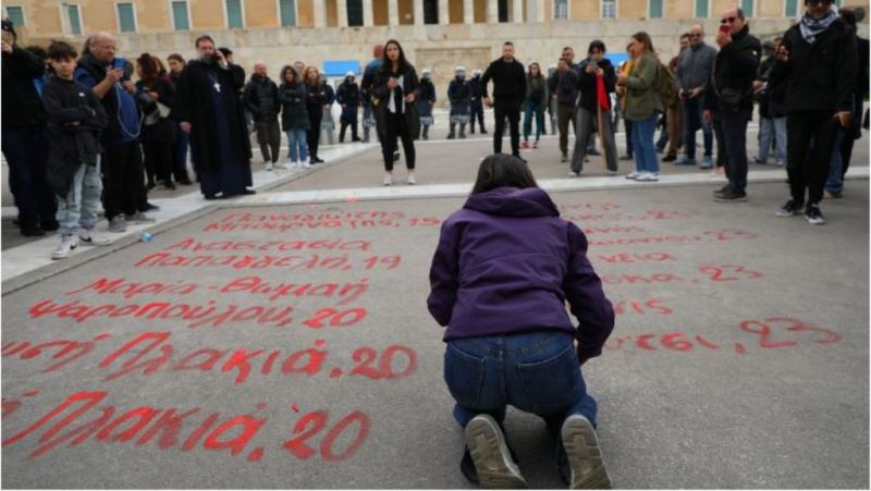 Έγραψαν με κόκκινη μπογιά τα ονόματα των θυμάτων μπροστά στο μνημείο του Αγνώστου Στρατιώτη